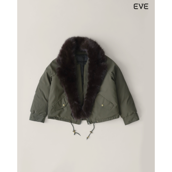  Luxurious Warmth: The Women's Faux Fur Collar Parka